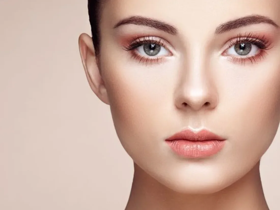 Retrato de estética facial — pele saudável e traços harmônicos